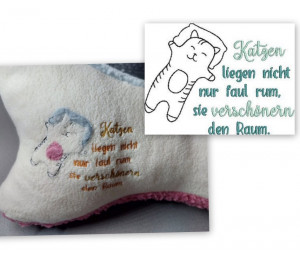 Stickdatei - Spruch "Katzen liegen nicht nur faul rum, sie verschönern den Raum."